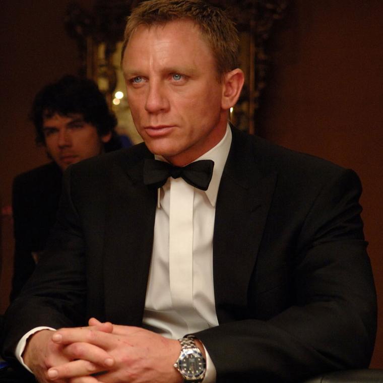 当 Vesper Lynd 试图识别 James Bond 佩戴的手表品牌时,这是《皇家赌场》手表的关键时刻。 维斯珀·林德:劳力士? 詹姆斯邦德:欧米茄。 维斯帕·林德:美丽。